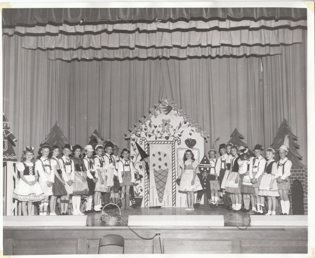 Mrs. Fleischmans 4th grade class play Hansel & Gretel: (ginger bread children) Margie M. Steve B. Carol P. Tom E. Randi L. Steve M. Nan N. James V. Mark J. Bob M. Tom B. Kristy G. Bonnie M. Jeff W. Nancy M. Alan B. Kathy B. Chip C. (Hansel & Gretel) Tom F
