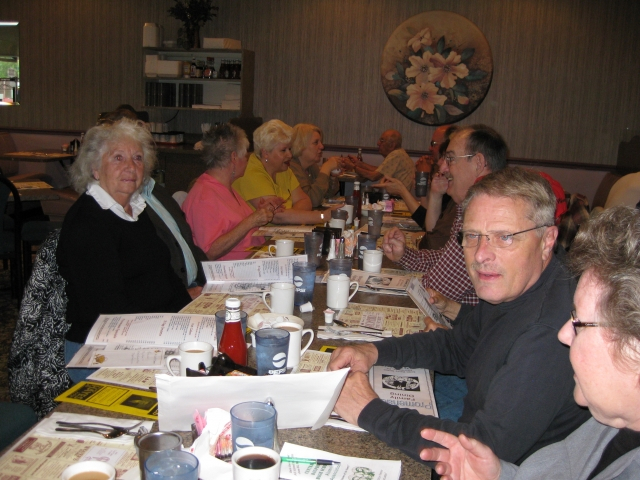 Good food, good conversation = a great way to start the day! Sis Wragg on left; Tom Edmonson, Jan Firestone on right.