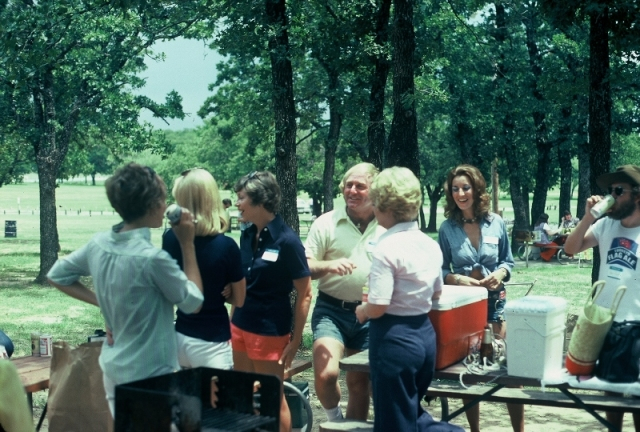 (040) 1975 Reunion Picnic Event: Kathy Vernon, (?), Susan Ulery, David Watson, Belinda Barkley, Joy Bolman, Starr Bowen.