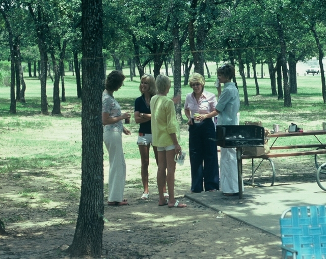 (035) 1975 Reunion Picnic Event: Judi Waters, Wendy Pickens, Paula Mikel (yellow), Belinda Barkley, Kathy Vernon.
