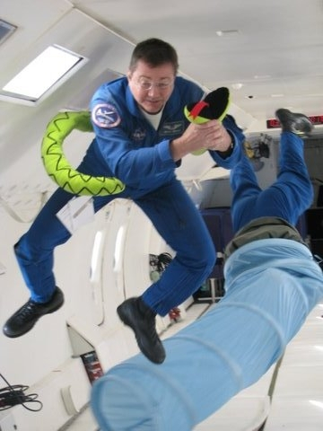 This is Bruce Arnold when he had to leave the cockpit of his DC-9 to assist subduing a stowaway snake.  Weightlessness is achieved by making a series of very steep dives.