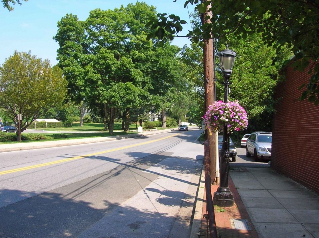 Noroton Avenue, Puritan on the right, Noroton Presbyterian Church on the left (CSC)