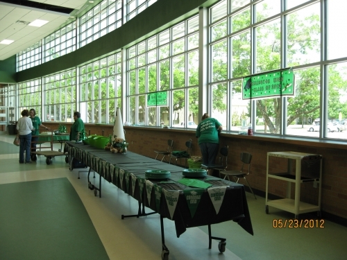 AHS Alumni setting up a pizza lunch in the AHS NEW cafeteria!