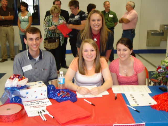 Jonathan Cameron, Sarah Jackson, Meleah Jones, & Julia Cameron help register grads to reunion. Thanks guys!