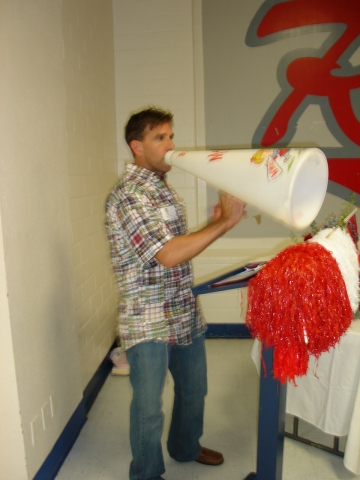 Chuck Adams speaks at reunion.  What happen to the mike??