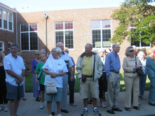 Bus Tour Gary Levering (blue shirt)and wife (brown pant suit)