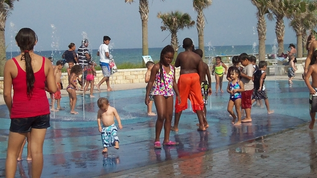 KIDS AT SPLASH PARK DAYLAN AND PAIGE GASKIN