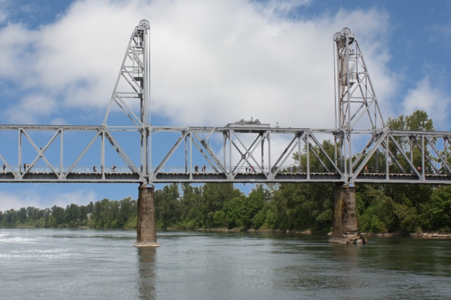 Railroad Bridge hiking trail across Willamette River