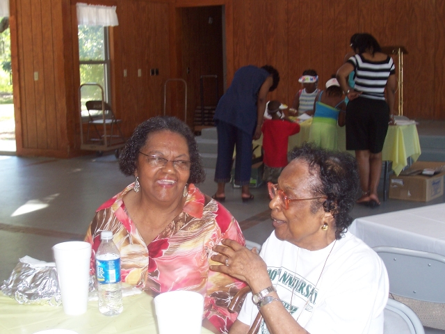 Catching up on the family news.
Aunt Vick and Aunt Johnnie