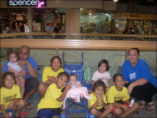 Vaneta (Moeai) Danielsen, daughter of Leslie Moeai, granddaughter of Mate (Siufanua) Jackson, with her husband, her children and some of Malofous children.