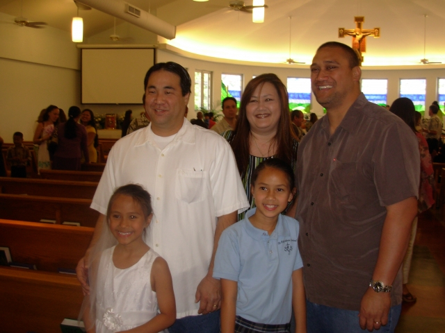 Tom and Sharon Sagapolu with daughters Taryn and Tia and Pams husband Larson Heya.
Kipeni>Rowena>Pam and Larson.