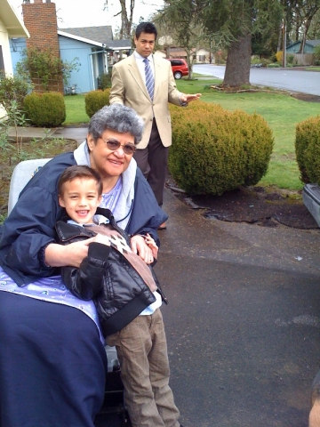Nettie, Kimo and Kapono on their way to church. One of our rare visits the Hunters from Seattle.
spring break 2010
