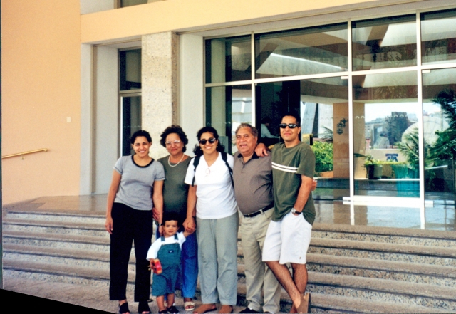 Raj with the whole family in Cancun