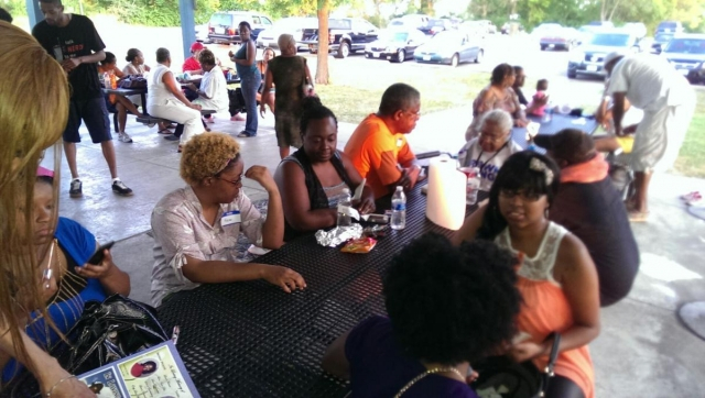 Front L-R: Alicen, Unknown, Tony, Rose, and Tommy. DeAnthony is on the far right. Dee, Barbara, Akila, and Sharon are on the far left. (Linda is not in view.)