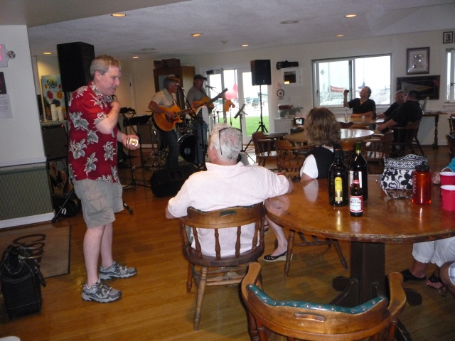 Scott Beever talks to Don & Cheryl DeLaura (photo courtesy Nancy LeRoy Burk)