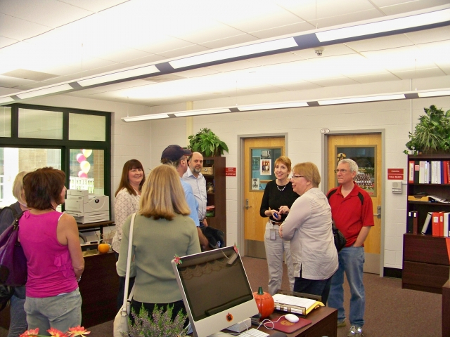 Mary Beth Close Reardon leads the HS tour. Judy Gore Denman, Carolyn Clabby Higgins (back), Judy Wilson Barraza, Ted Nickerson, Kathy Ginsburg Jarvis,
Dan Garlen