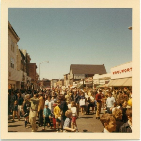 Note Jim Lawrence lower right hand corner! Another 1969 event in Summit- this time looking down Springfield Avenue West from Maple Street. The Woolworths at right closed in 1983 and Liss Pharmacy moved in and is still there. Also of note is the aluminum-