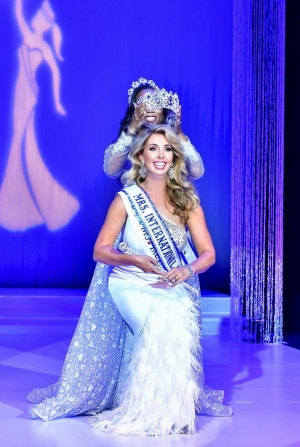 MRS. INTERNATIONAL BEAUTY - Andrea Roberts