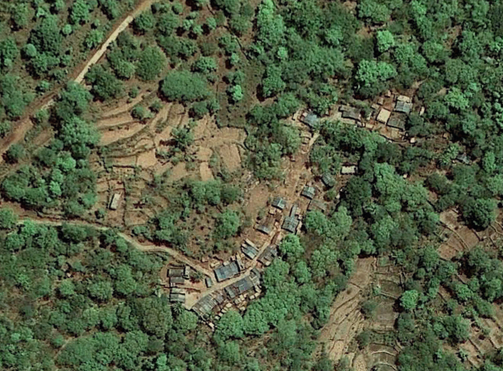 Satellite view of the village of Regidising