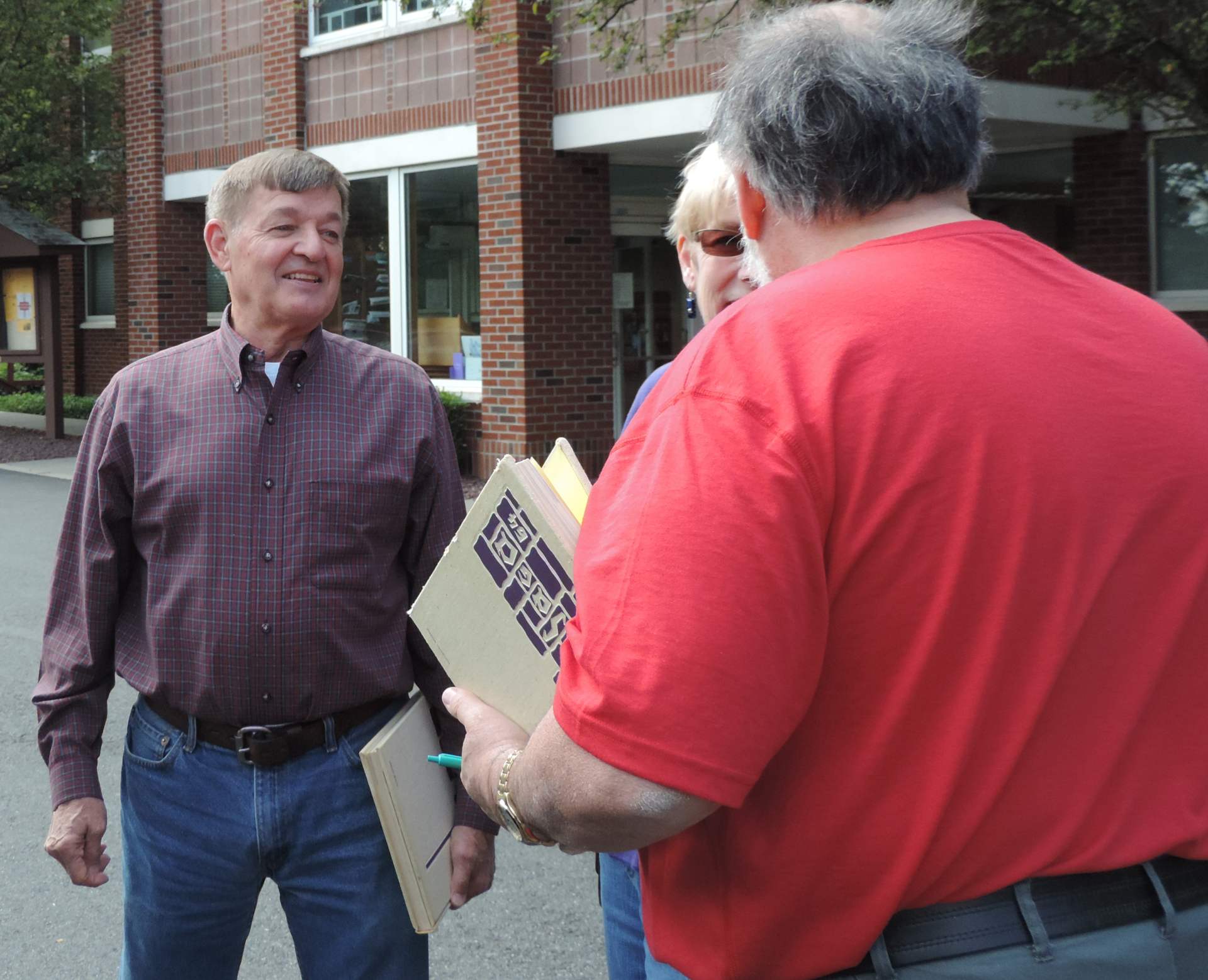 "Eileen, you forgot to sign my yearbook!" (R - L) Newt Powell, Eileen Meeker, Gene Schmidt